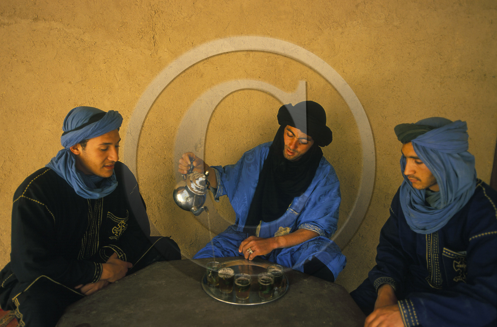 MAROC SUD  MERZOUGA.HOMMES BLEUS DU DÉSERT