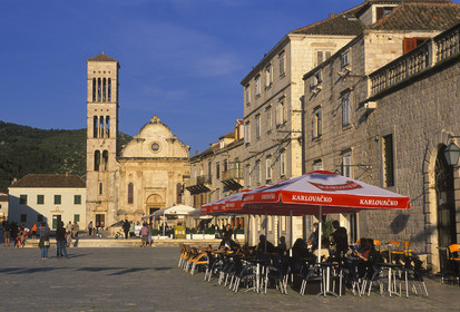 VILLE ET ILE DE HVAR . PLACE ST-ETIENNE. CATHÉDRALE . CROATIE