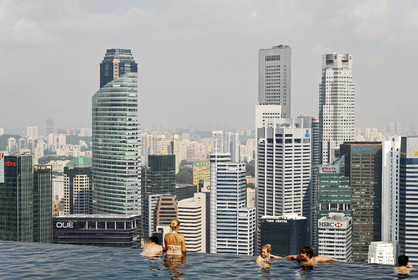 Singapour, Marina Bay, Marina Bay Sands ouvert en 2010 conçu par l'architecte Moshe Safdie, SkyPark avec sa piscine à débordement et sa vue sur le central business district perchée à 191 mètres de hauteur