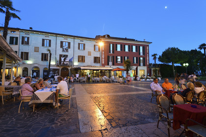 Italie lombardie lac garde sirmione piazza