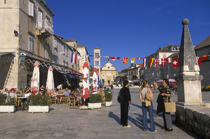 VILLE ET ILE DE HVAR . PLACE ST-ETIENNE. CATHÉDRALE . CROATIE