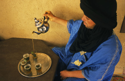 MAROC SUD   MERZOUGA.THÉ SERVI PAR HOMME BLEU DU DÉSERT