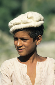 Jeune garçon de la vallée de la Hunza dans le nord du Pakistan
