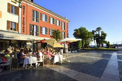 Italie lombardie lac garde sirmione piazza