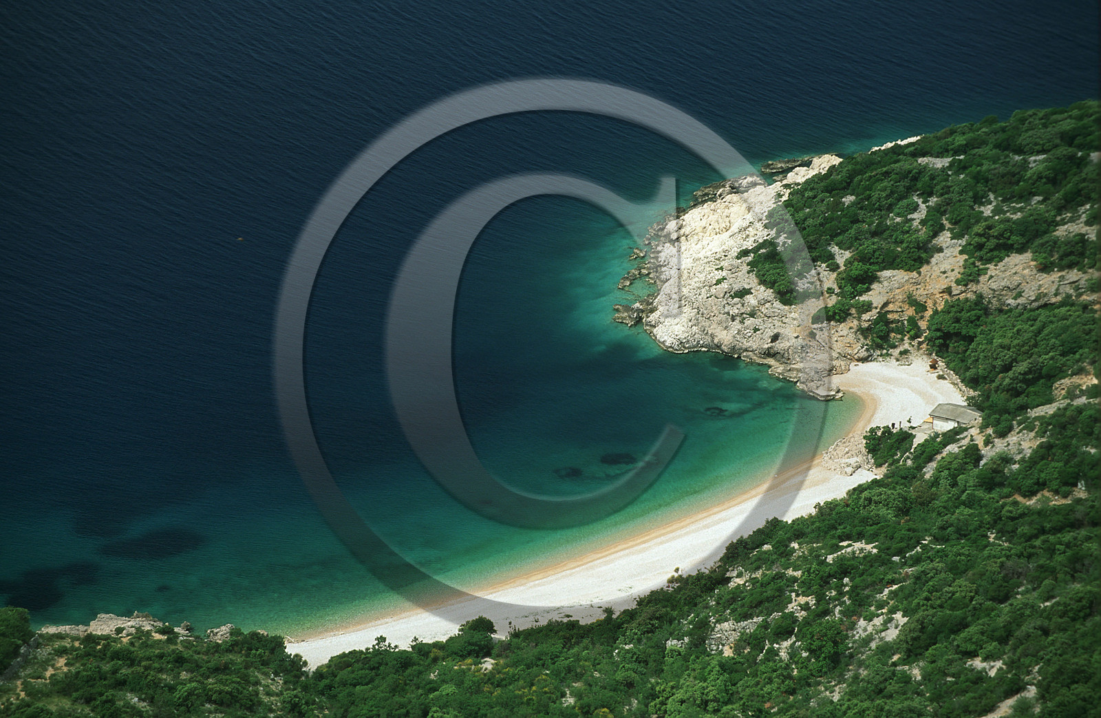 CROATIE. ILE DE CRES. PLAGE DE LUBENICE