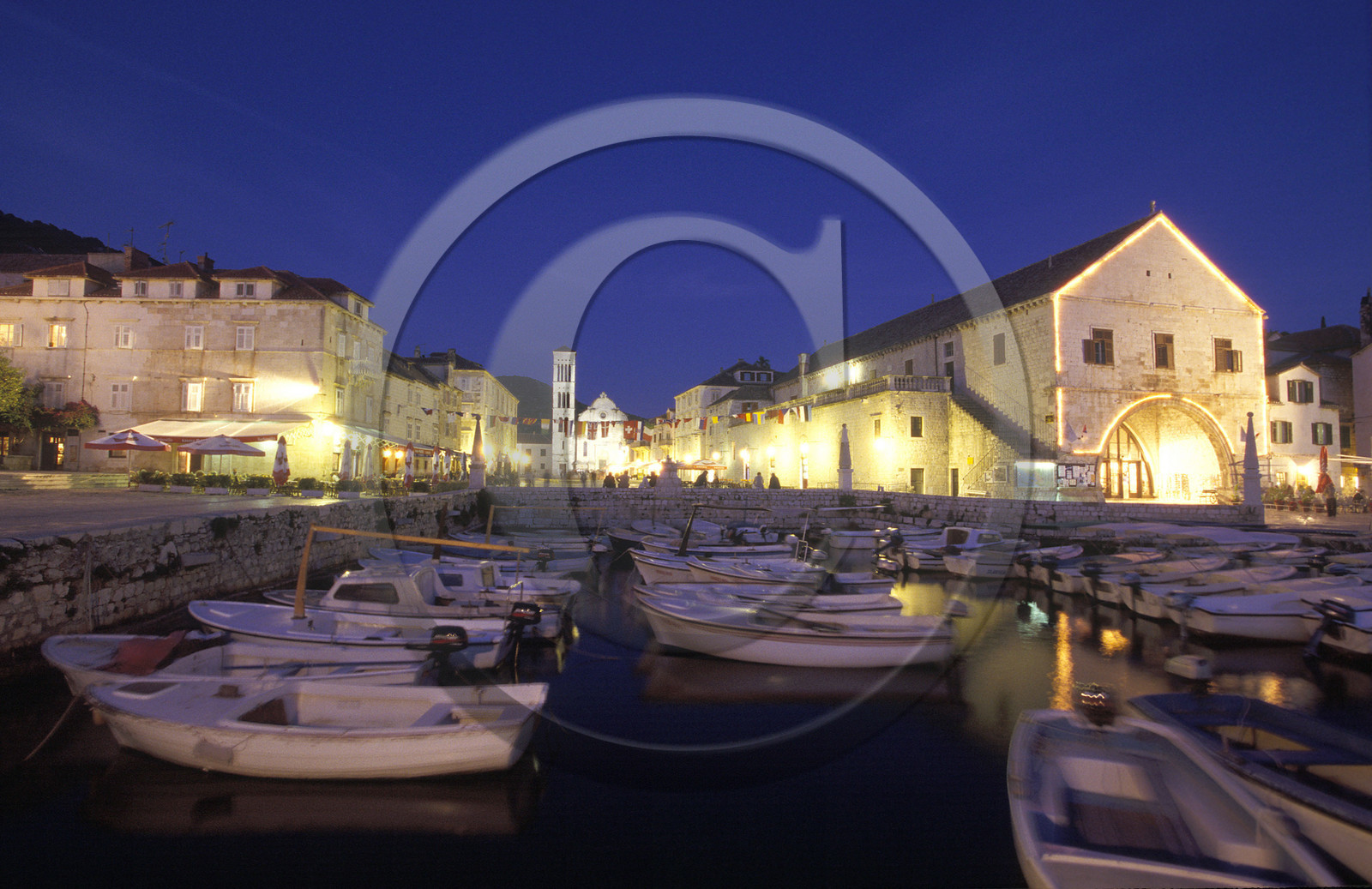 VILLE ET ILE DE HVAR  PETIT PORT..PLACE ST-ETIENNE  CATHÉDRALE + ARSENAL. CROATIE