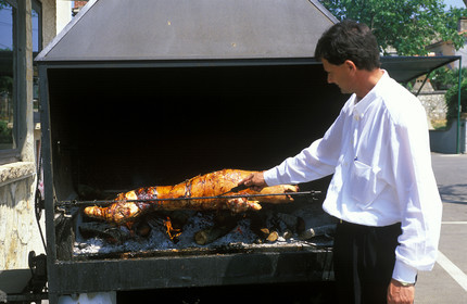 ISTRIE.COCHON ROTI LE LONG DES ROUTES. CROATIE
