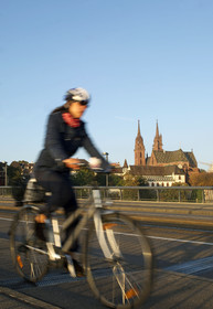 Suisse, Bâle, le pont Wettstein enjambant le Rhin vers le Grand Bâle et le quartier de la Cathédrale avec la Cathédrale (Münster)