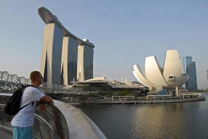 Singapour, Marina Bay, Helix Bridge (à gauche) et l'hôtel Marina Bay Sands ouvert en 2010 avec le ArtScience Museum en forme de fleur de lotus conçus par l'architecte Moshe Safdie
