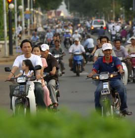 Circulation en motocyclette dans les villes du Vietnam