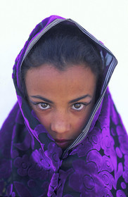 Tunise, jeune fille en costume traditionnel