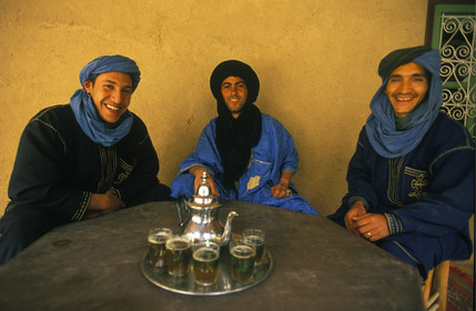 MAROC SUD  MERZOUGA.HOMMES BLEUS DU DÉSERT
