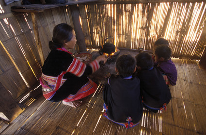 THAILANDE   VILLAGE DU NORD.MINORITÉ LAHU ROUGE
