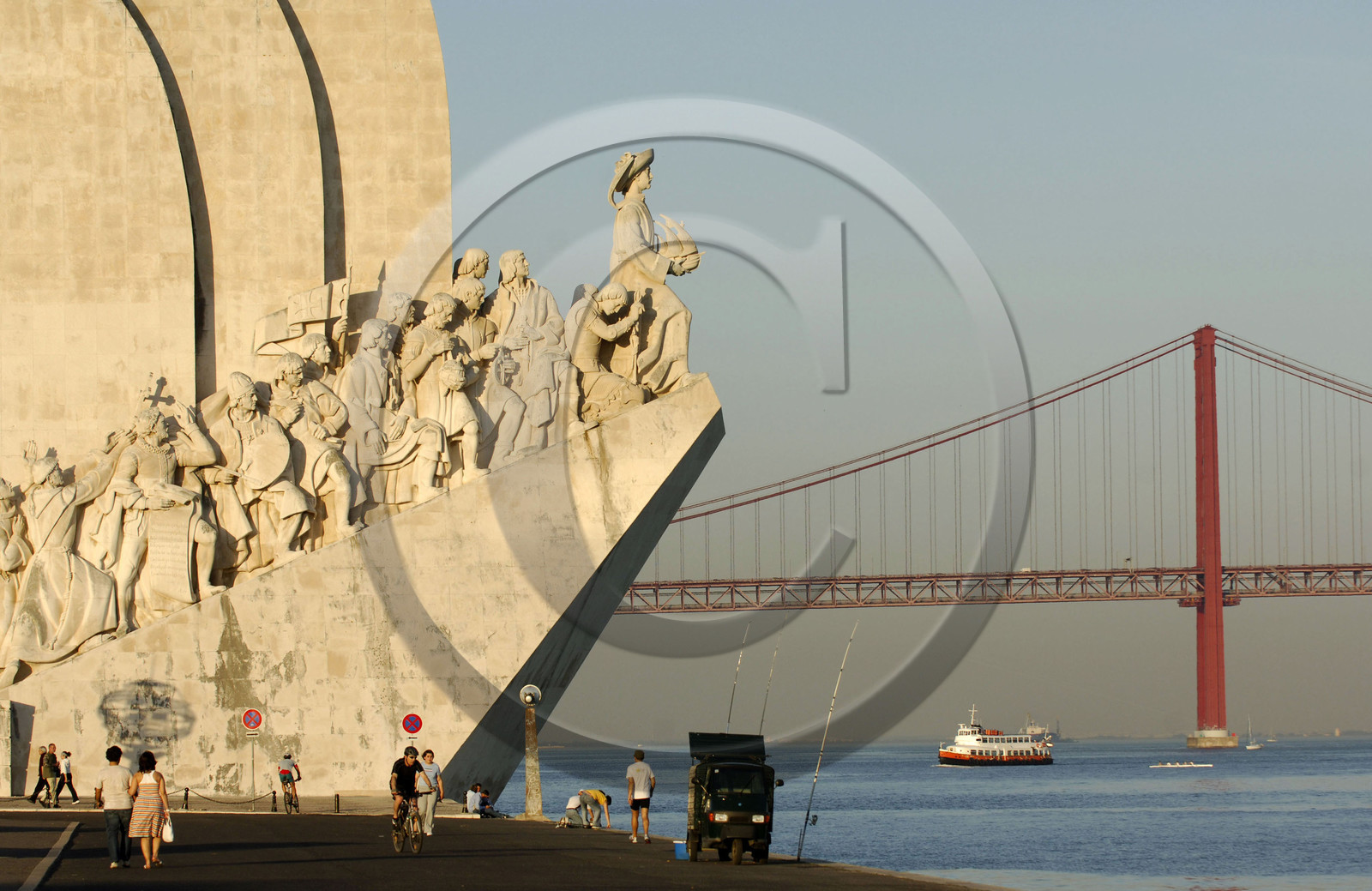 Monument des découvertes et pont du 25 avril, Belem, Lisbonne, Portugal