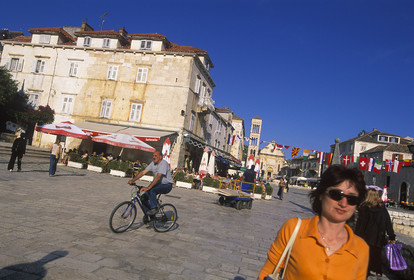VILLE ET ILE DE HVAR . PLACE ST-ETIENNE. CATHÉDRALE . CROATIE
