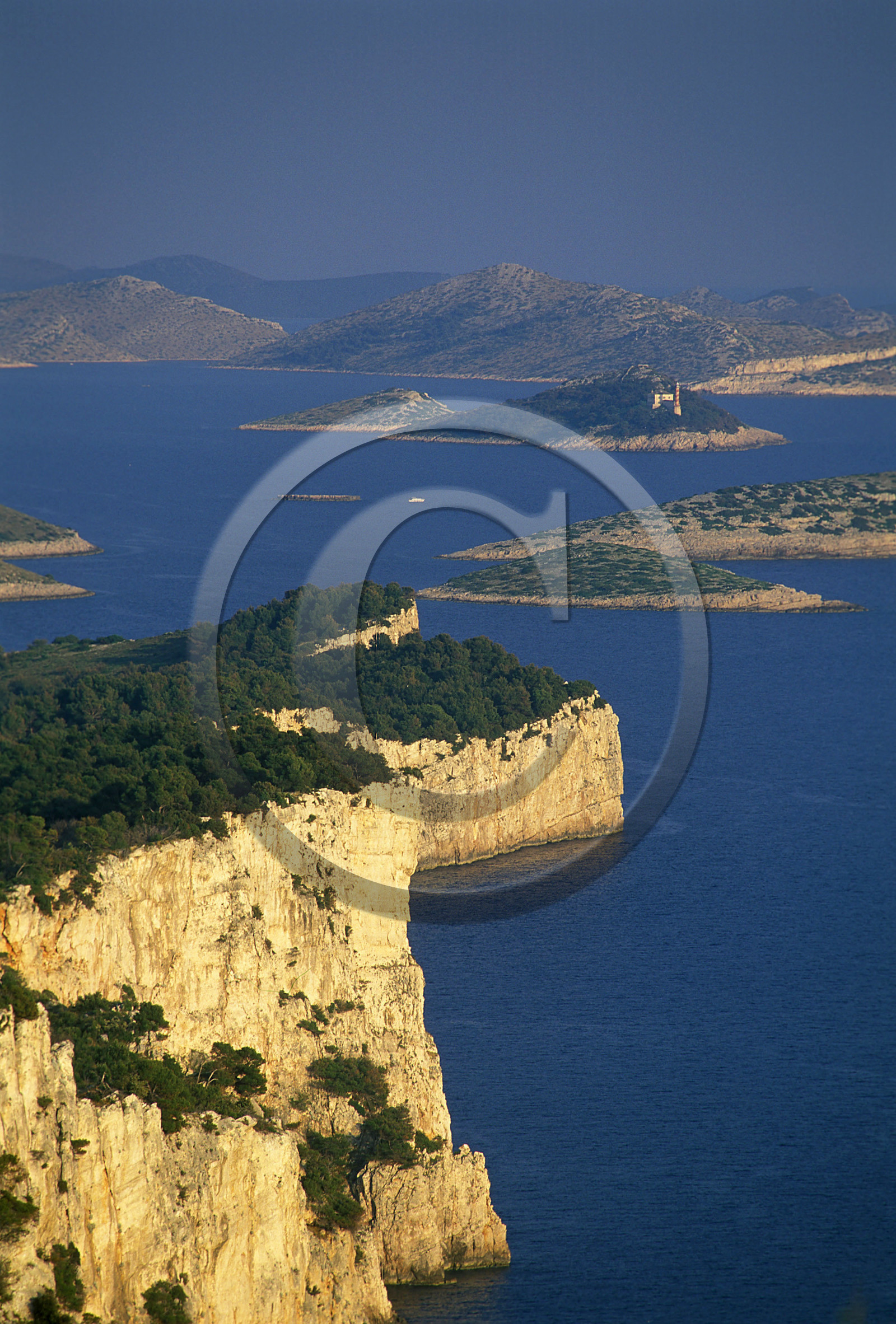 CROATIE. ILE DE DUGI OTOK.PARC NATUREL TELASCICA . ILES KORNATI AU FOND