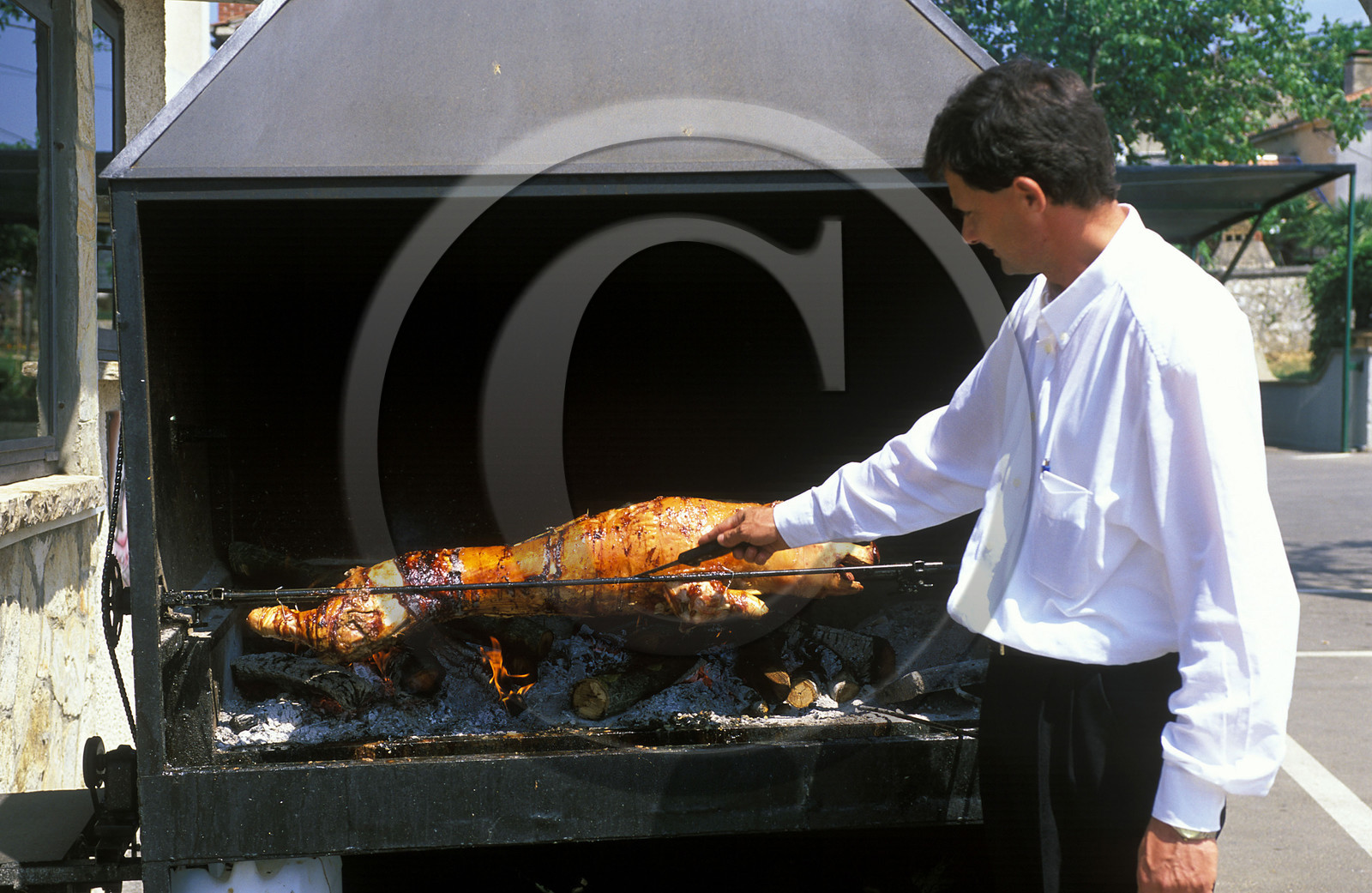 ISTRIE.COCHON ROTI LE LONG DES ROUTES. CROATIE
