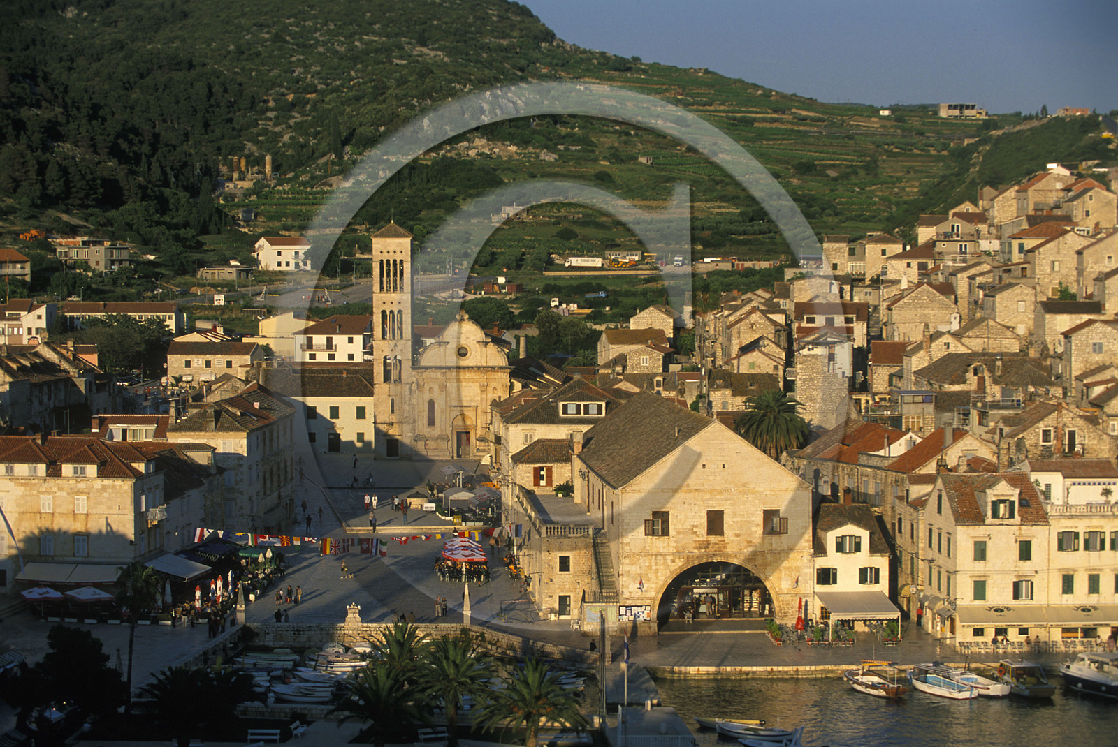 VILLE ET ILE DE HVAR AVEC PLACE ET CATHÉDRALE ST-ETIENNE + ARSENAL. CROATIE