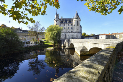France charente rochefoucauld chateau surplombant tardoire