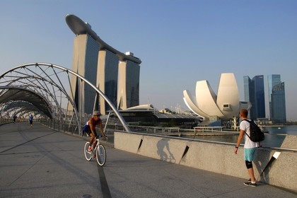 Singapour, Marina Bay, Helix Bridge (à gauche) et l'hôtel Marina Bay Sands ouvert en 2010 avec le ArtScience Museum en forme de fleur de lotus conçus par l'architecte Moshe Safdie