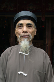 Viellard avec barbichette en habits traditionnels, Vietnam