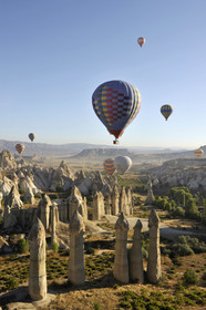 Turquie, Anatolie Centrale, province de Nevsehir, Cappadoce classée Patrimoine Mondial de l'UNESCO, survol en mongolfière de paysages d'érosion et cheminées de feÌes aux environs de Goreme, vallee de l'amour