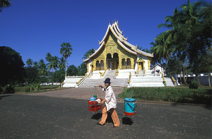 LAOS LUANG PRABANG.AUMONE MATINALE DES BONZES