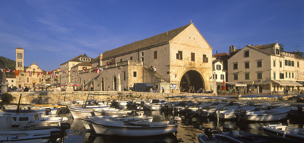 VILLE ET ILE DE HVAR AVEC PLACE ET CATHÉDRALE ST-ETIENNE + ARSENAL. CROATIE