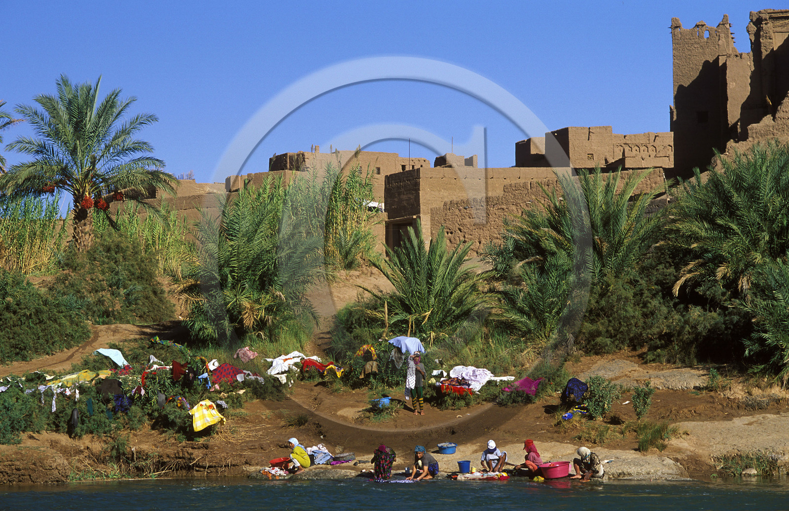 MAROC SUD  VALLÉE DU DRAA.LESSIVE DEVANT KASBAH AIT HAMOUSAID