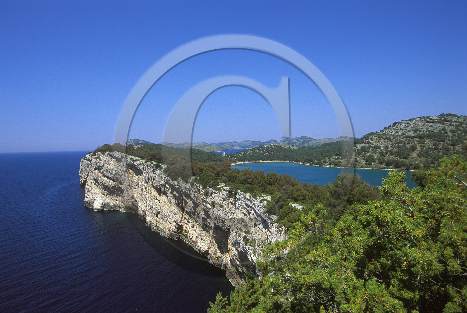 CROATIE. ILE DE DUGI OTOK.PARC NATUREL TELASCICA AVEC LAC MIR