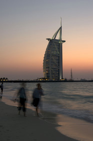 Emirats Arabes Unis, DubaiÌˆ, plage de Jumeirah, hoÌ‚tel Burj Al Arab du cabinet d'architectes anglais W.S. Atkins & Partners, l'hoÌ‚tel le plus haut du monde (321 m)