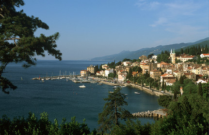 BORD DE MER À OPATIJA. CROATIE