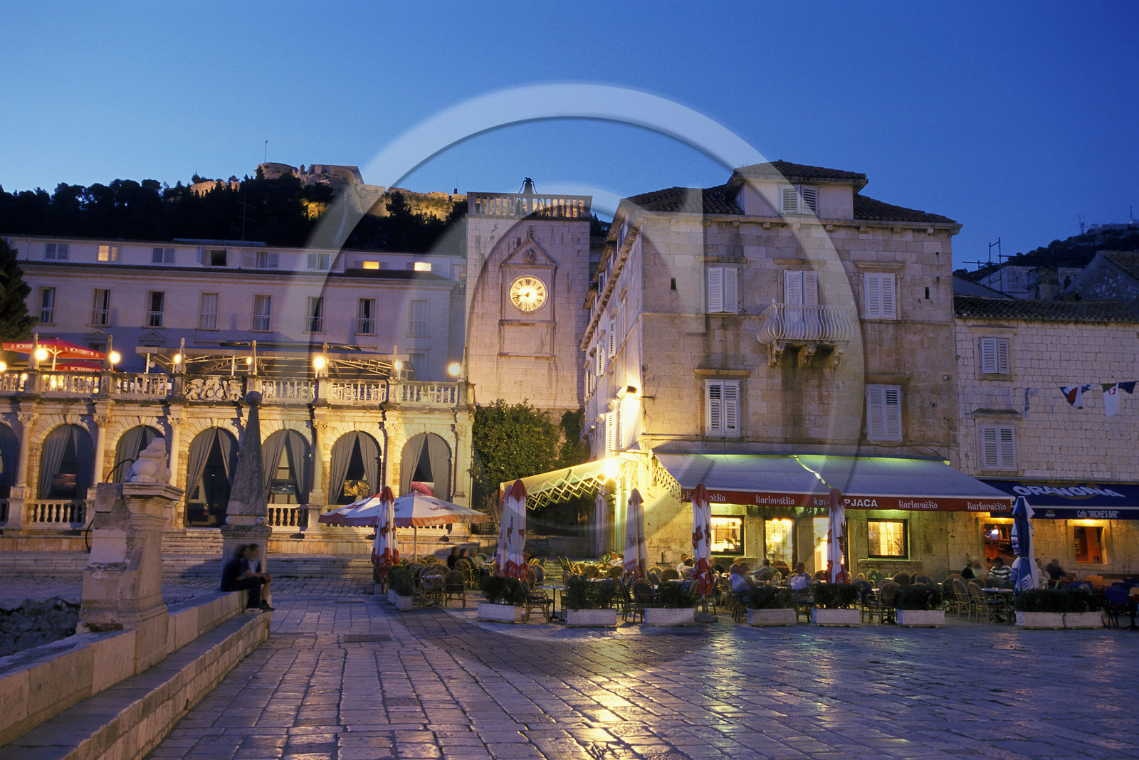 VILLE ET ILE DE HVAR . PLACE ST-ETIENNE. CROATIE