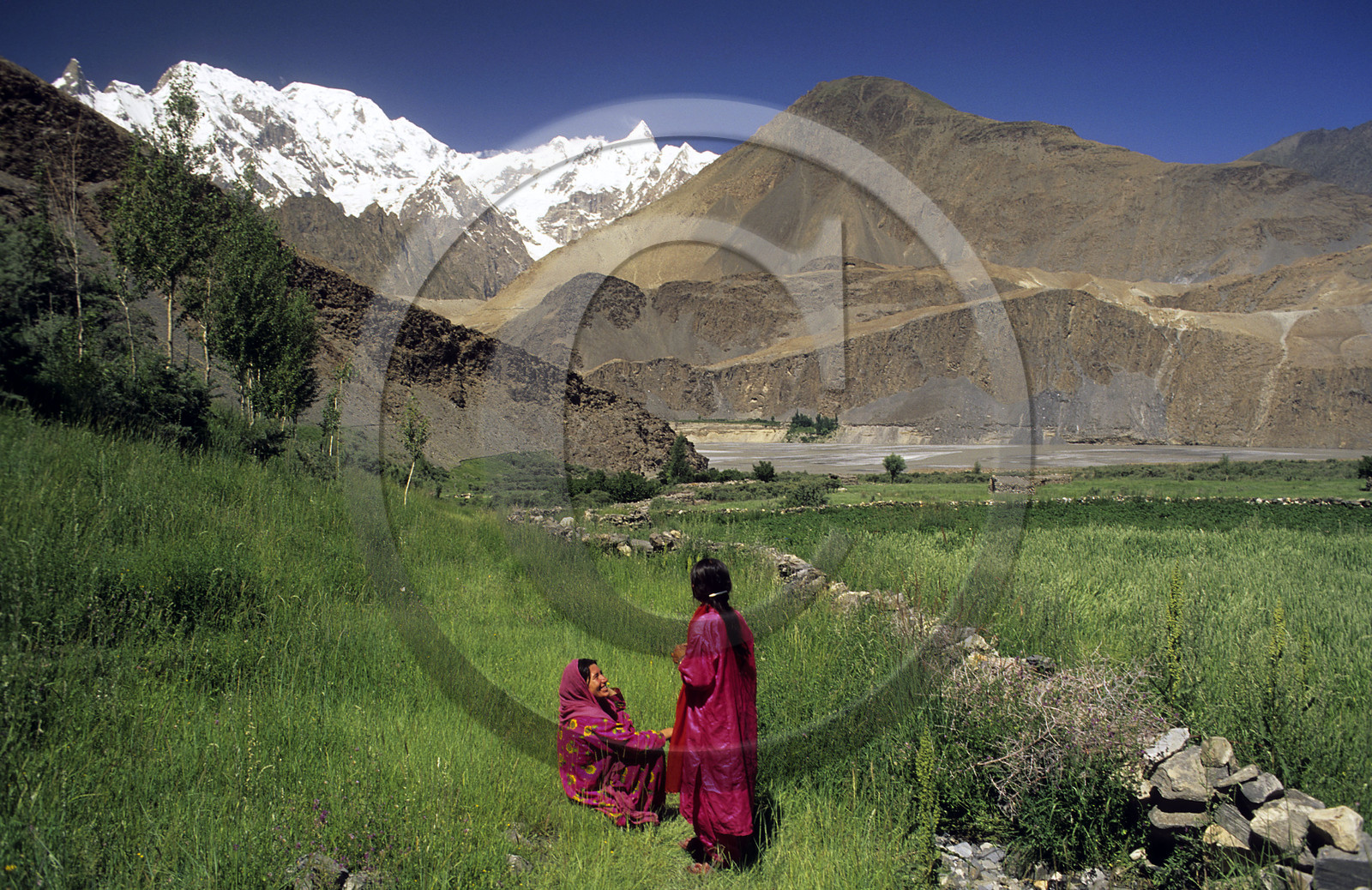 Deux femmes qui discutent dans les champs près de Hussani. Vallée de la Hunza dans l' Himalaya pakistanais