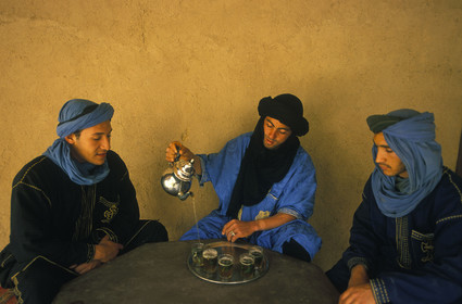 MAROC SUD  MERZOUGA.HOMMES BLEUS DU DÉSERT