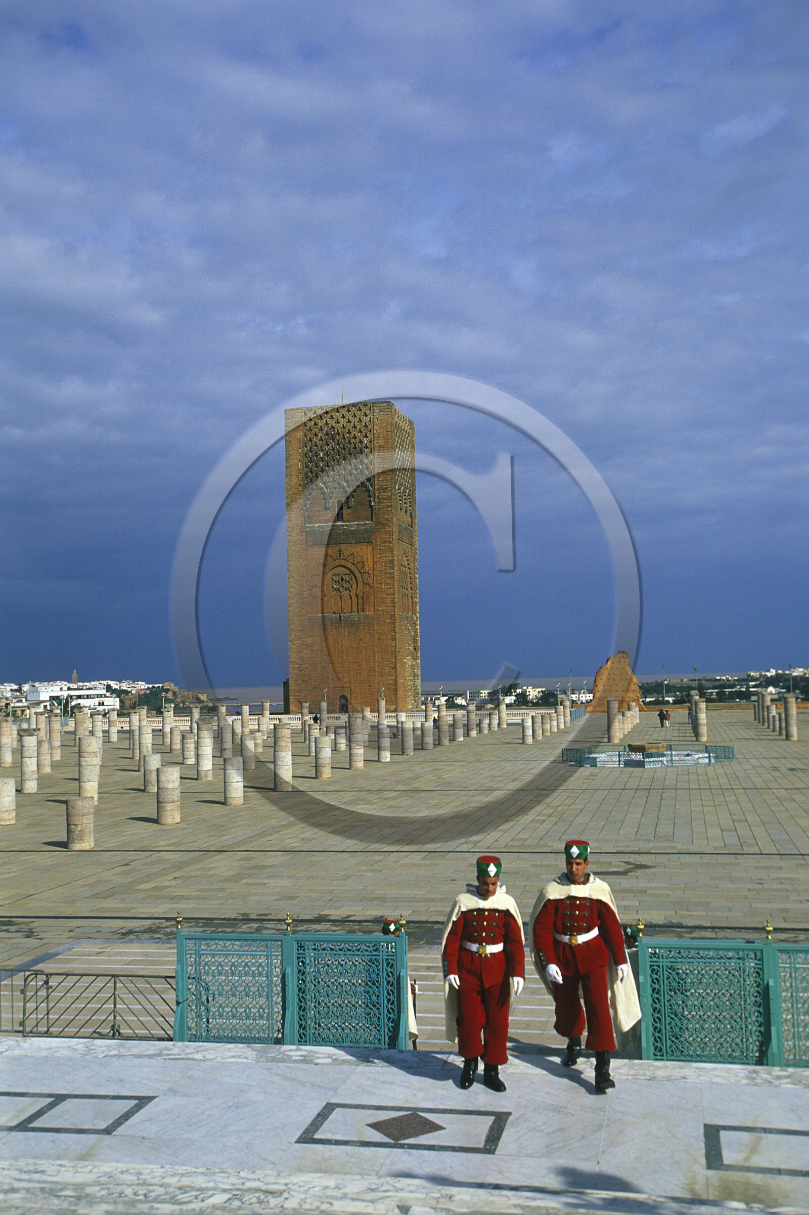 MAROC   RABAT.ESPLANADE DE LA MOSQUÉE YACOUB EL MANSOUR.TOUR HASSAN   RELÈVE DE LA GARDE DU MAUSOLÉE.DE MOHAMED 5