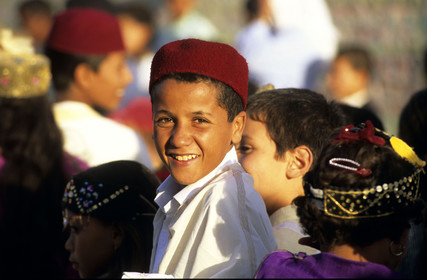 TUNISIE, JEUNE GARCON EN COSTUME LOCAL