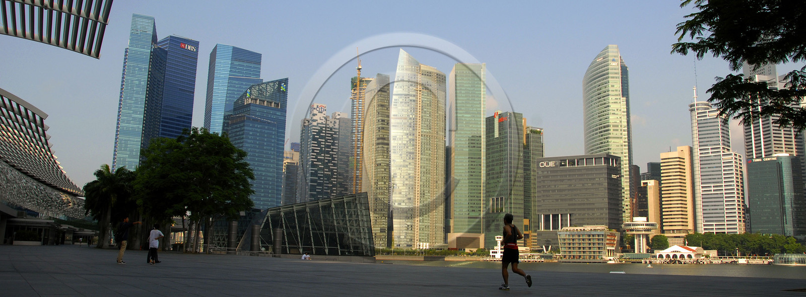 Singapour, batiments du quartier d'affaires vue depuis Marina Bay