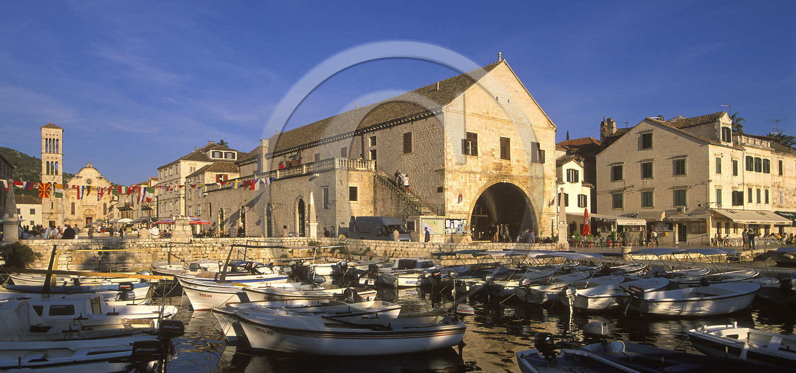 VILLE ET ILE DE HVAR AVEC PLACE ET CATHÉDRALE ST-ETIENNE + ARSENAL. CROATIE