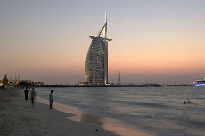 Emirats Arabes Unis, DubaiÌˆ, plage de Jumeirah, hoÌ‚tel Burj Al Arab du cabinet d'architectes anglais W.S. Atkins & Partners, l'hoÌ‚tel le plus haut du monde (321 m)