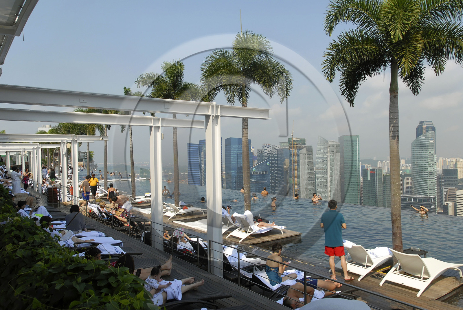 Singapour, Marina Bay, Marina Bay Sands ouvert en 2010 conçu par l'architecte Moshe Safdie, SkyPark avec sa piscine à débordement et sa vue sur le central business district perchée à 191 mètres de hauteur