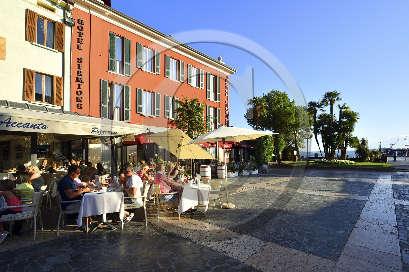 Italie lombardie lac garde sirmione piazza