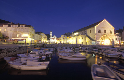 VILLE ET ILE DE HVAR  PETIT PORT..PLACE ST-ETIENNE  CATHÉDRALE + ARSENAL. CROATIE