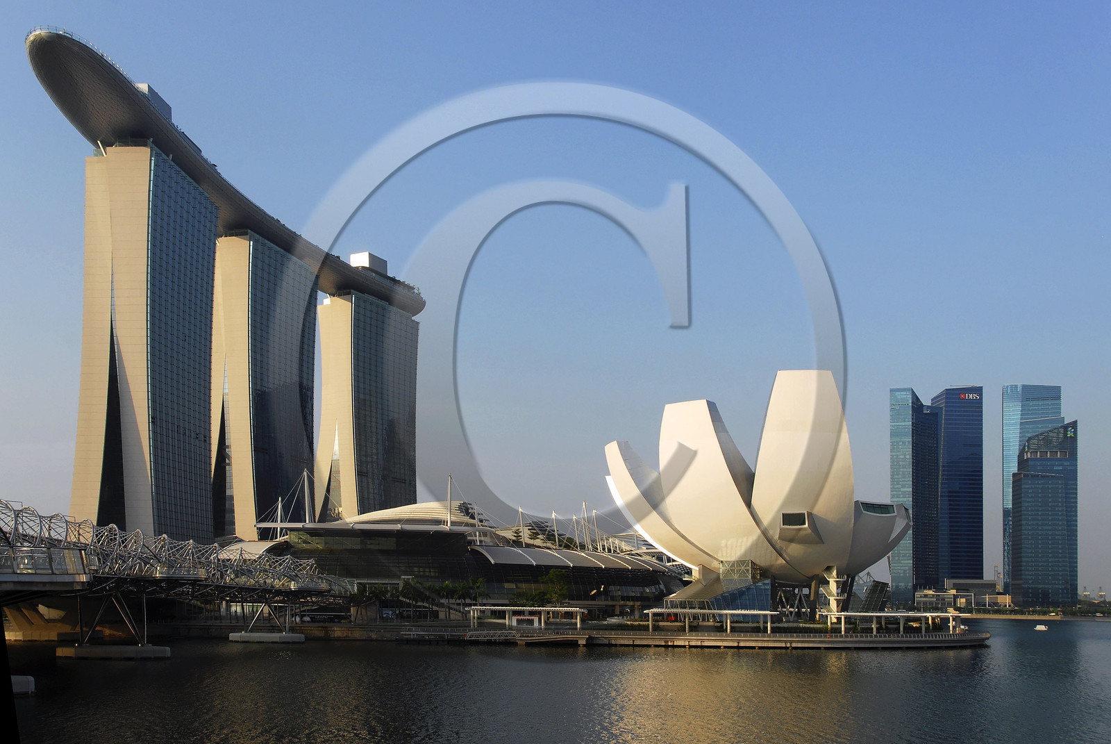 Singapour, Marina Bay, Helix Bridge (à gauche) et l'hôtel Marina Bay Sands ouvert en 2010 avec le ArtScience Museum en forme de fleur de lotus conçus par l'architecte Moshe Safdie