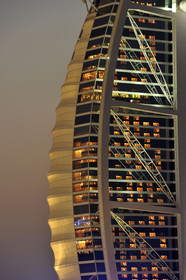 Emirats Arabes Unis, Dubaï, hôtel Burj Al Arab du cabinet d'architectes anglais W.S. Atkins & Partners, l'hôtel le plus haut du monde (321 m)