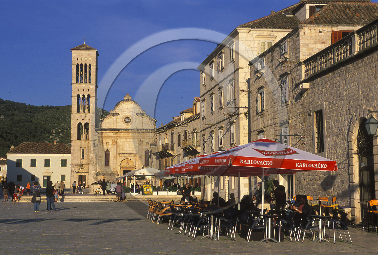 VILLE ET ILE DE HVAR . PLACE ST-ETIENNE. CATHÉDRALE . CROATIE
