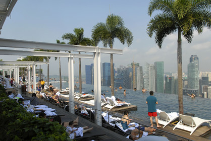 Singapour, Marina Bay, Marina Bay Sands ouvert en 2010 conçu par l'architecte Moshe Safdie, SkyPark avec sa piscine à débordement et sa vue sur le central business district perchée à 191 mètres de hauteur