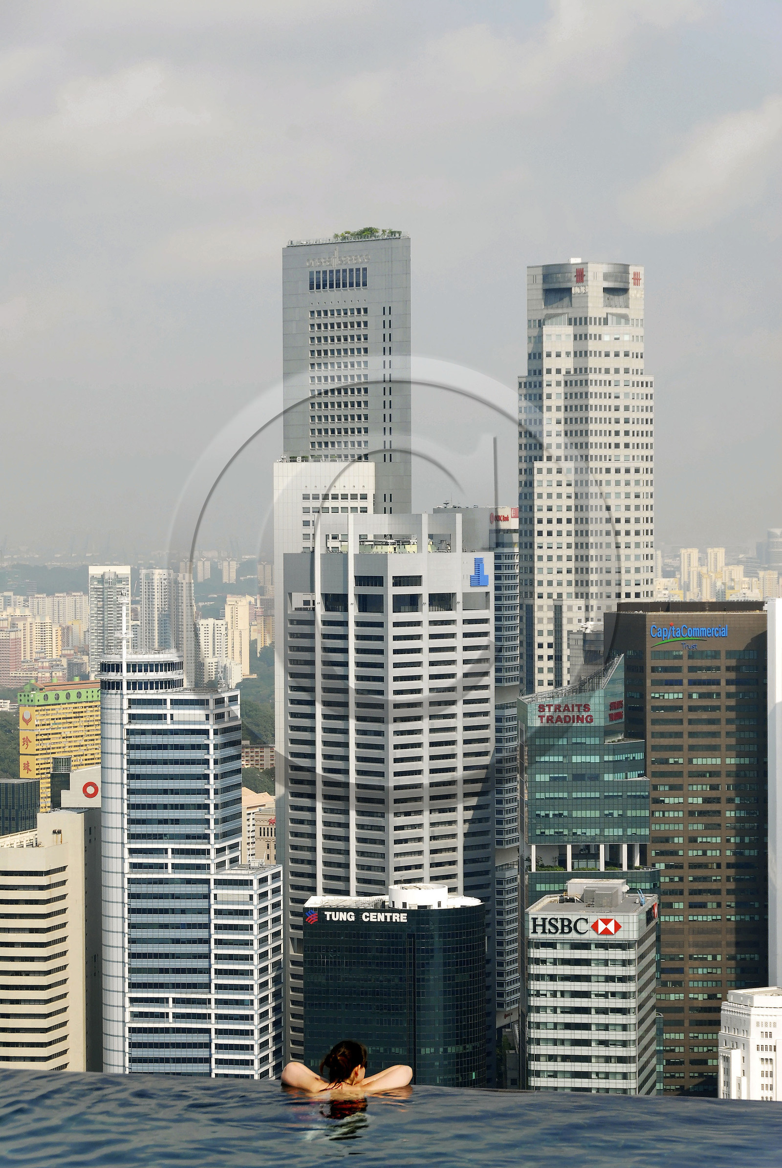 Singapour, Marina Bay, Marina Bay Sands ouvert en 2010 conçu par l'architecte Moshe Safdie, SkyPark avec sa piscine à débordement et sa vue sur le central business district perchée à 191 mètres de hauteur