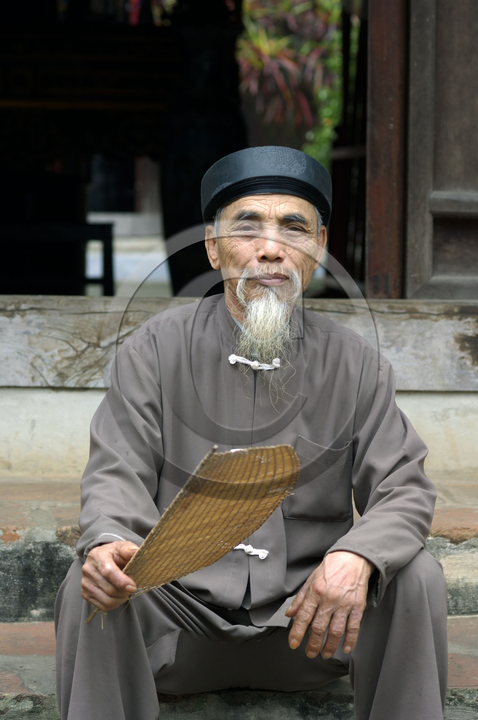 Viellard avec barbichette en habits traditionnels, Vietnam