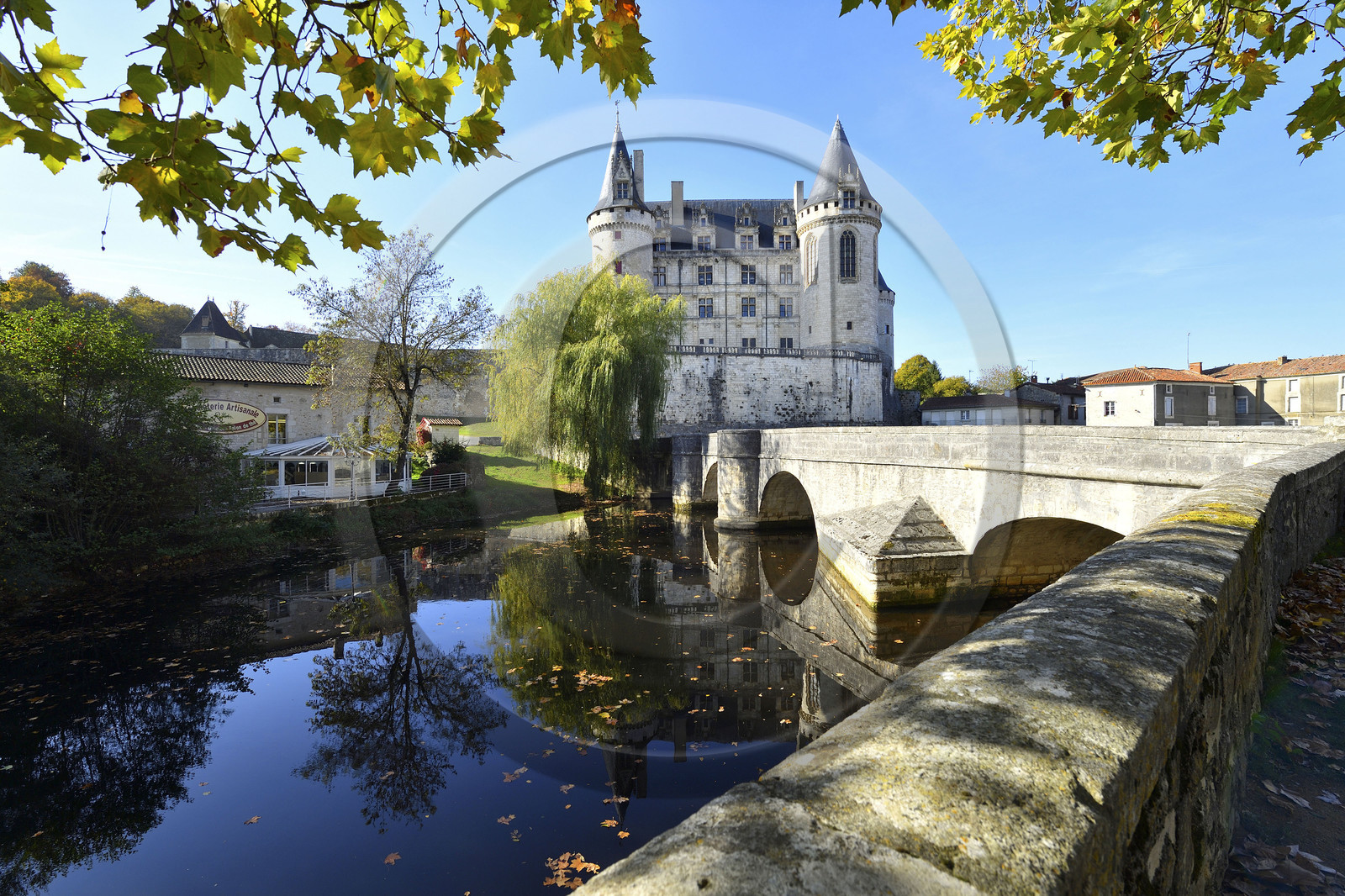 France charente rochefoucauld chateau surplombant tardoire